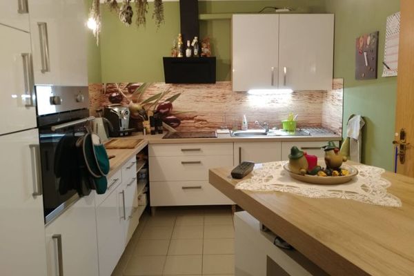 Encantador apartamento de 2 habitaciones en el ático, distribuido en dos niveles, con plaza de aparcamiento y cocina