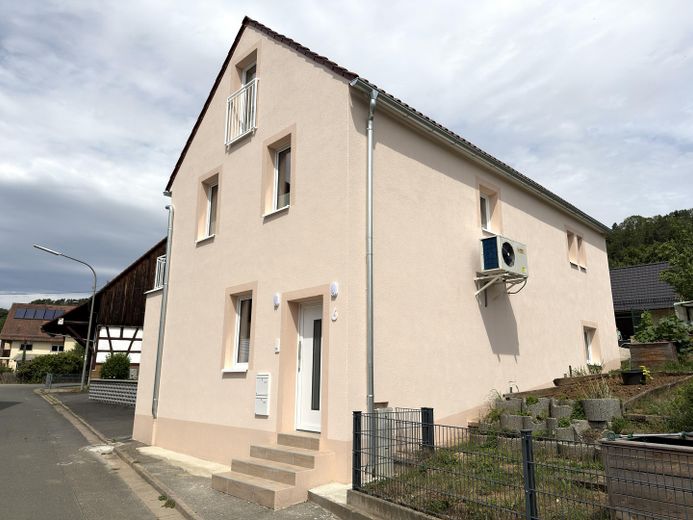 Hochwertiges, kernsaniertes, bezugsfertiges Zweifamilienhaus – Energieklasse A – Außen 1