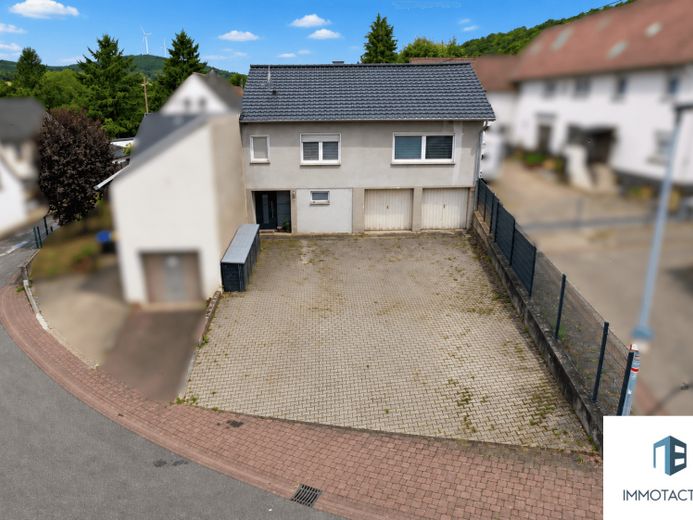 Einfamilienhaus mit Balkon, viel Nutzfläche, zwei Garagen und drei Außenstellplätzen in Seibersbach – Foto 1