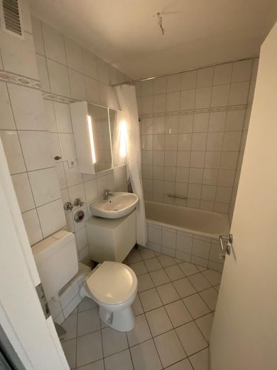 Helles, lichtdurchflutetes Appartment in München-Maxvorstadt/Schwabing frisch renoviert – Bad