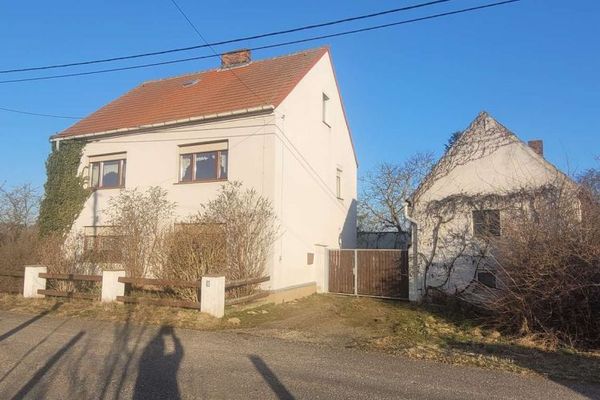 Beiersdorf – Large residential house/farmhouse with expansive garden plot on the outskirts!