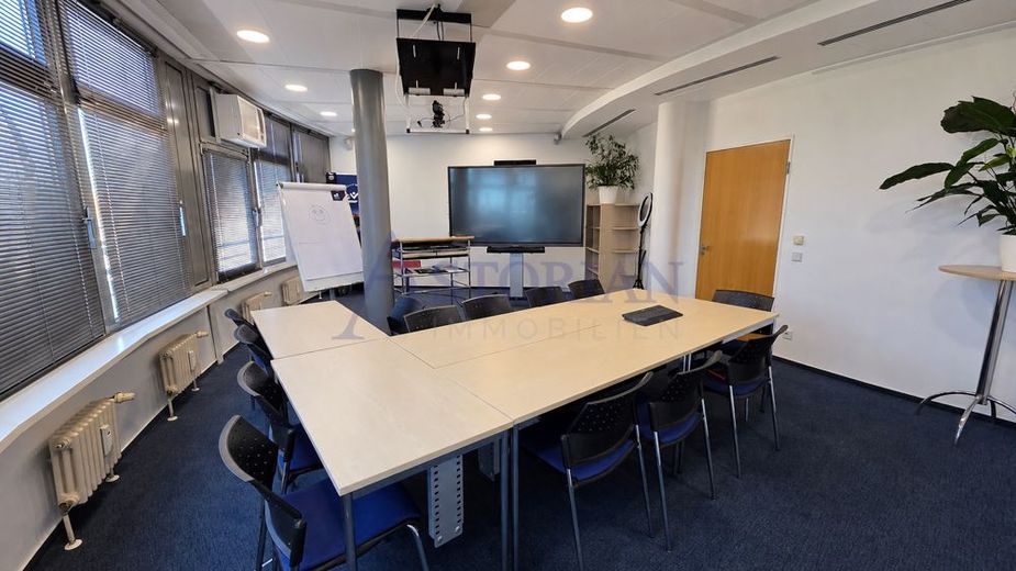Ufficio full-service con vista sopra i tetti di Charlottenburg 
- ottimamente collegato – Schulungs-/Besprechungsraum