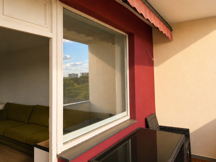 Hochwertig modernisierte 3-Zimmer-Wohnung mit Westbalkon und Weitblick - maklerfrei – Balkon