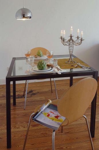 Appartement ancien de 2 pièces avec balcon – entièrement meublé, 57 m² à Winterhude, près du Stadtpark – Wohnzimmer 