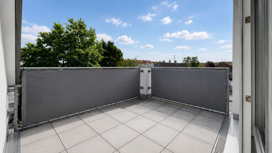 Charmante 2-Zi.-Maisonette-Wohnung mit Balkon und Stellplatz in bester Lage von Wiesbaden-Bierstadt – Balkon