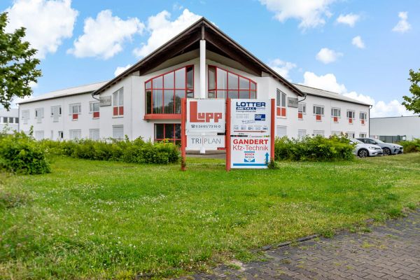 Amplia superficie de oficinas y comercial en Merseburg - ¡aprox. 834 m² divisible en alquiler!