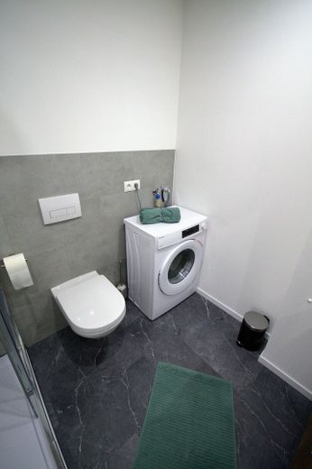 Appartement moderne d’une pièce, meublé et entièrement équipé, location temporaire – WC und Waschmaschine
