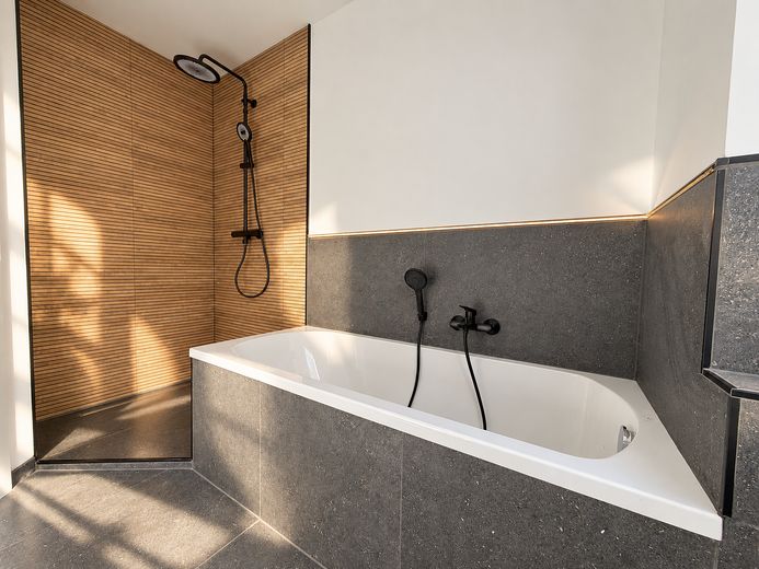 Einmalige Chance: Wohnen zwischen Burg und Stadtpark im Einfamilienhaus mit fünf Zimmern und Garten – Dusche und Badewanne