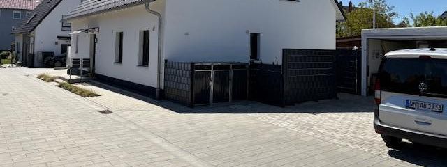 3,5 Zimmer DG-ETW im neuw. 2-FH, 91220 Schnaittach,EB 11/23 incl. Garten/Garage/Stpl. uvm. – Garagenzufahrt, Müllboxen