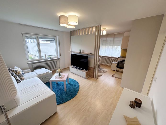 Ein Haus, drei Einheiten - wohnen, vermieten, entfalten – Appartement Wohnen / Kochen / Essen