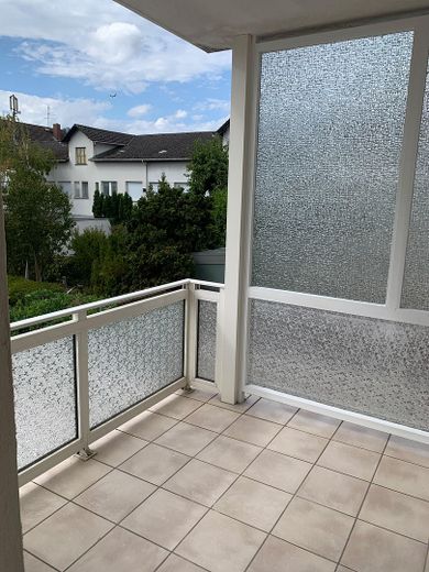 Gruntownie odnowione mieszkanie 3-pokojowe w Neu-Isenburg z balkonem – Balkon 