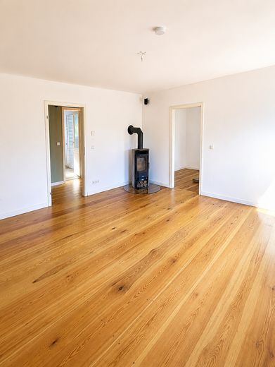 Encantador piso antiguo con chimenea, balcón y jardín comunitario en Berlín Neu-Westend – Wohnzimmer mit Kamin