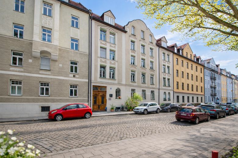 Sin comisión: apartamento de época renovado de 2 habitaciones en Schulstraße – Hausansicht 