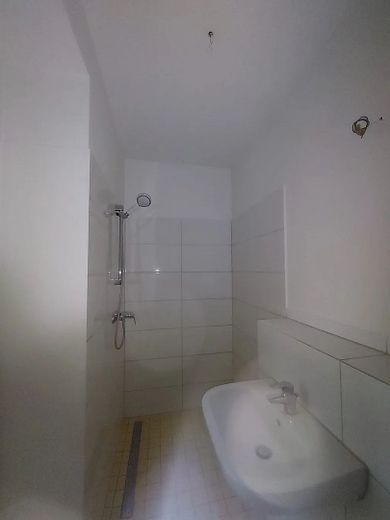 Helle Singlewohnung mit Balkon nahe Osloer Straße – Duschkabine