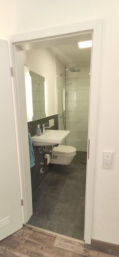 Top modernisierte 2-Zimmer-Wohnung mit Balkon und Tiefgaragen-Stellplatz an der Grenze zu HH – Badezimmer