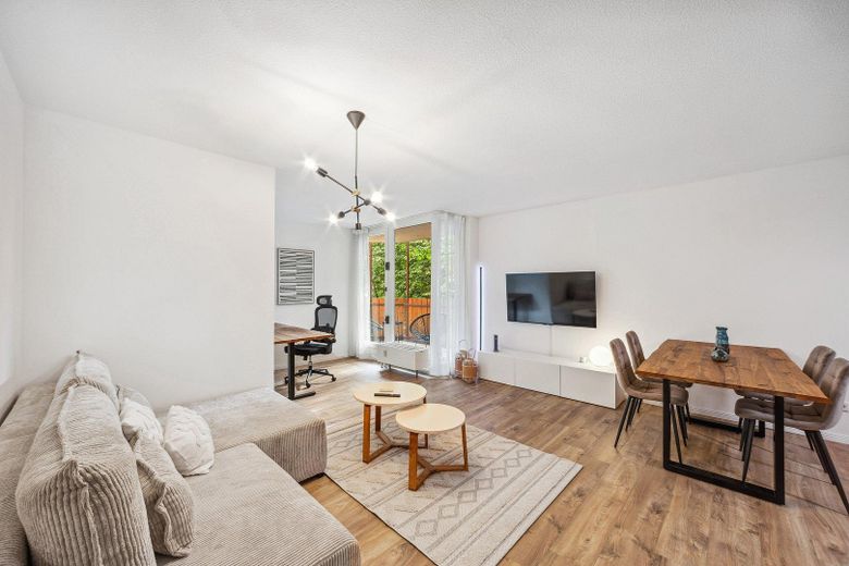 Appartamento esclusivo arredato e ristrutturato, cucina abitabile, balcone e posto auto in garage sotterraneo – Wohnzimmer