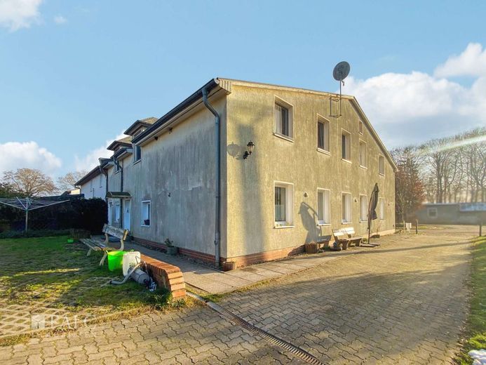Seitenansicht + Einfahrt