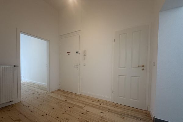 *First occupancy* Completely renovated 3-room period apartment on Bergerstraße with fitted kitchen and balcony