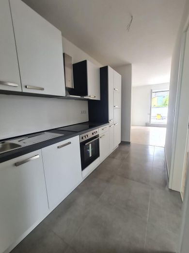 ERSTBEZUG NACH SANIERUNG – MODERNE 2-ZIMMER-WOHNUNG MIT GROSSER TERRASSE UND EINBAUKÜCHE – Küche