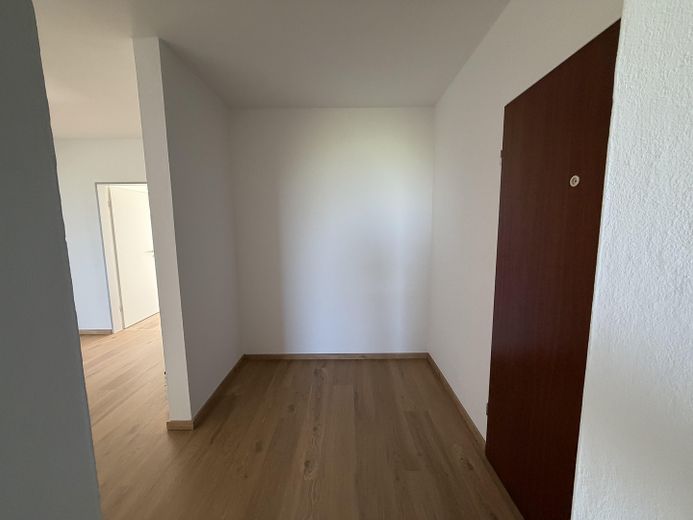 Mooie, ruime 3-kamerwoning 90m² met zuidwestbalkon en droomuitzicht in Rosenheim-Pang – Diele - Einbauschrank etc.