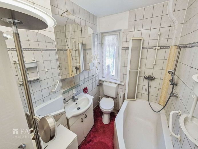 Einfamilienhaus mit Garten an Berliner Stadtgrenze - FALC Immobilien – Badezimmer EG