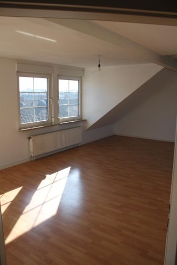 Lichtdurchflutete Komfort-Dachgeschoßwohnung für Zwei in schöner Wohnlage direkt in Neu-Isenburg – Wohnzimmer 2