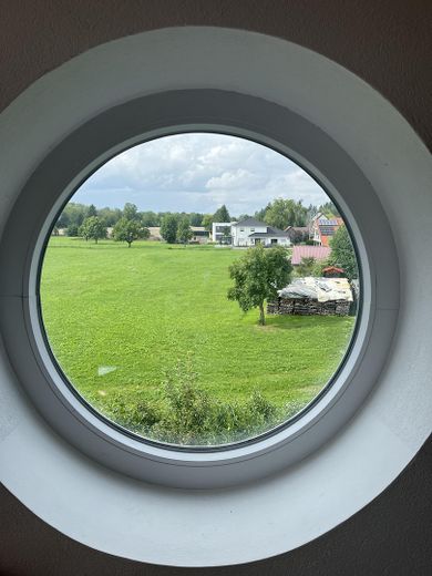 Rundfenster mit Ausblick