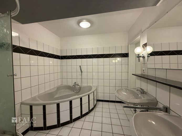 Exklusives Wohnen auf einer Ebene - 6 Zimmer, ca. 220 m², Balkon &amp; TG-Stellplatz möglich – Bild 17