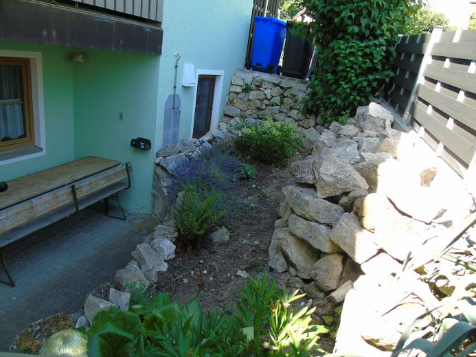 Appartamento seminterrato modernizzato in posizione tranquilla con terrazza, giardino e posto auto – Gartenanteil mit Terrasse