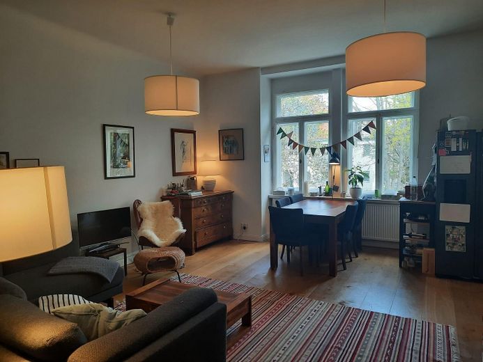 Exklusive und großzügige 5-Zimmer-Maisonettewohnung mit Balkon – Wohnzimmer