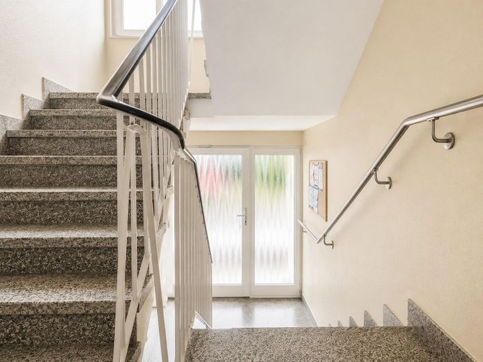 Moderne, sanierte 4 Zimmer Wohnung zum Erstbezug und provisionsfrei – Treppenhaus