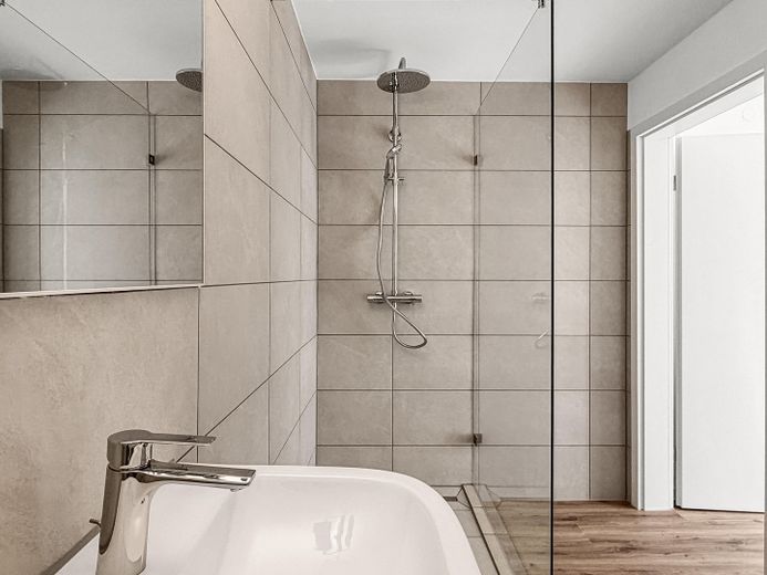 Heilbronn-Ost Bestlage: Architektenhaus mit Einliegerwohnung & Garten – Einliegerwohnung Bad