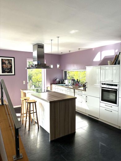 Casa moderna con un gran jardín – Küche