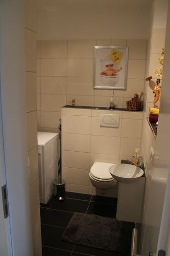 - sin comisión - Amplio piso de 5 habitaciones en planta baja en Ebersberg con piscina en el jardín privado – Gäste-WC