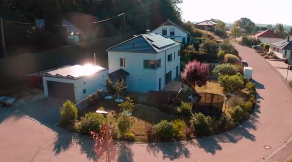 Esclusiva casa unifamiliare KfW-40 in tranquilla posizione a pendio esposto a sud – di alta qualità ed efficiente dal punto di vista energetico – Foto 1