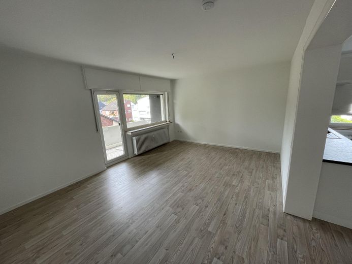 Frisch renovierte 2-Zimmer-Wohnung für 1-2 Personen, Balkon, Einbauküche, ca. 61 m², Lünen-Wethmar – Wohnzimmer Blick 2
