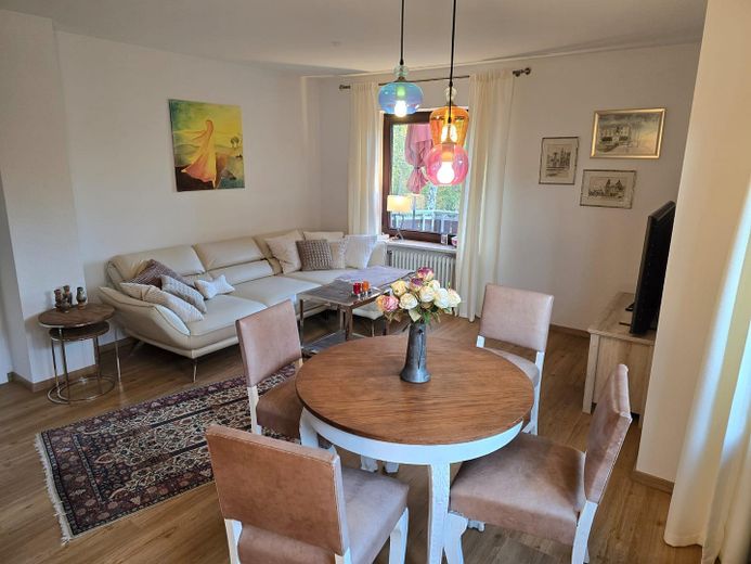 Ein Logenplatz im Grünen – großzügige 3-Zimmer-Wohnung – Wohnzimmer möbliert
