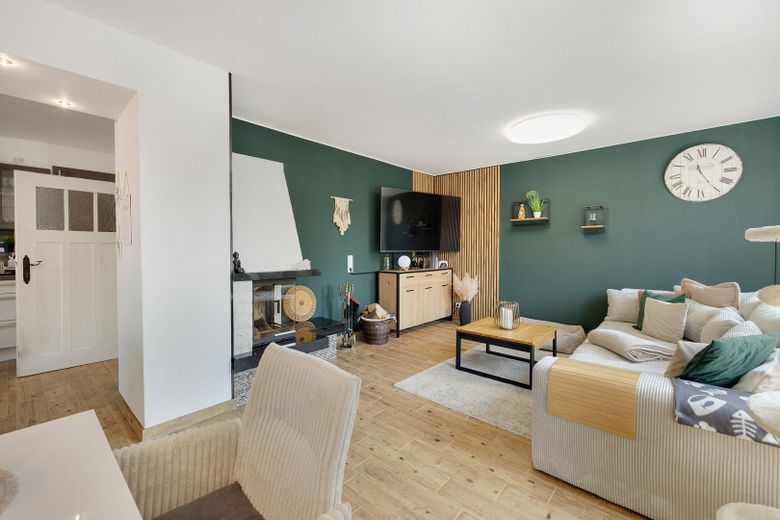 Modernisiertes Einfamilienhaus mit Anbau/ Scheune auf 1.436 m² Grundstück in Ilsede-Groß Lafferde – Wohnzimmer