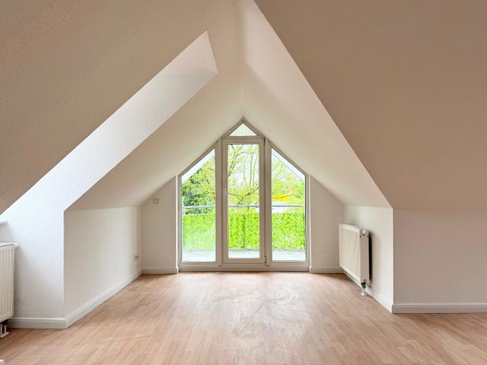 4-Zi WE mit Balkon Erstbezug in Berlin Schmöckwitz – Wohnzimmer mit Balkon