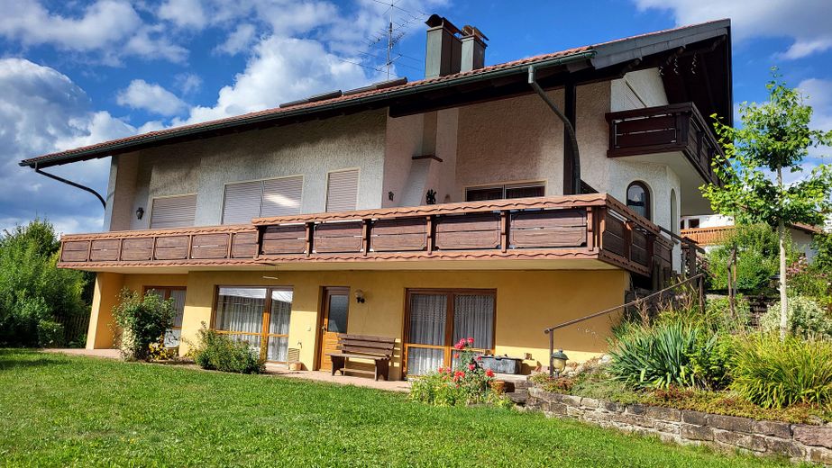 Wohntraum mit Panorama: Großzügiges Ein- bis Zweifamilienhaus in Dornstetten – Foto 1