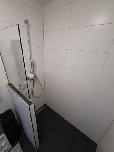 gefließte barrierefreie Dusche