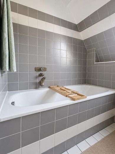 Poddasze z dużym tarasem, kominkiem i spokojną, centralną lokalizacją – Zdjęcie 13