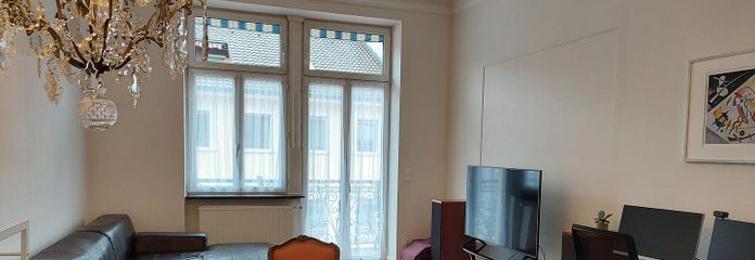 Zentral gelegene 4-Zimmer Wohnung mit Balkon und Fahrstuhl – Wohnzimmer1