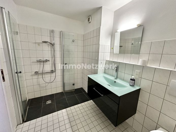 Großzügige, helle Wohnung mit durchdachtem Grundriss in ruhiger Lage mit Südwestbalkon, großes Bad – Badezimmer