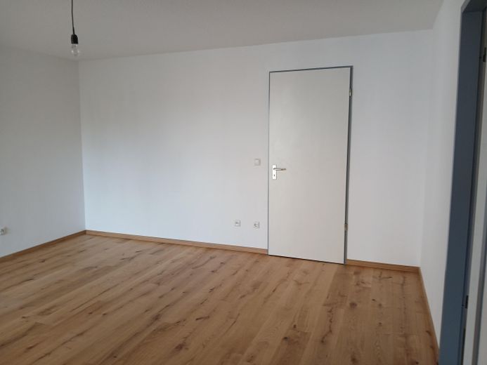 Affascinante bilocale con balcone e posto auto in autorimessa interrata — Regensburg-Galgenberg – Wohnzimmer zum Vorraum