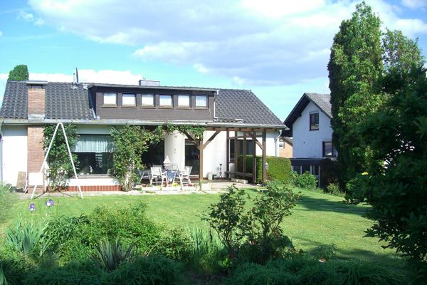 Marburg-Schröck'te güzel bahçeli (1.400 m²) 8 odalı konut, komisyonsuz