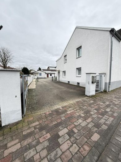 1–2 Familienhaus mit ca.300 m² Wfl.auf großzügigem 1.050-m²-Grundstück–ideal für Wohnen und Arbeiten – Einfahrt