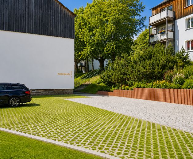 Kurort Oberwiesenthal: Attraktive 3-Zimmer-Wohnung mit Balkon – ruhig und zentrumsnah – Ansicht Parkplätze
