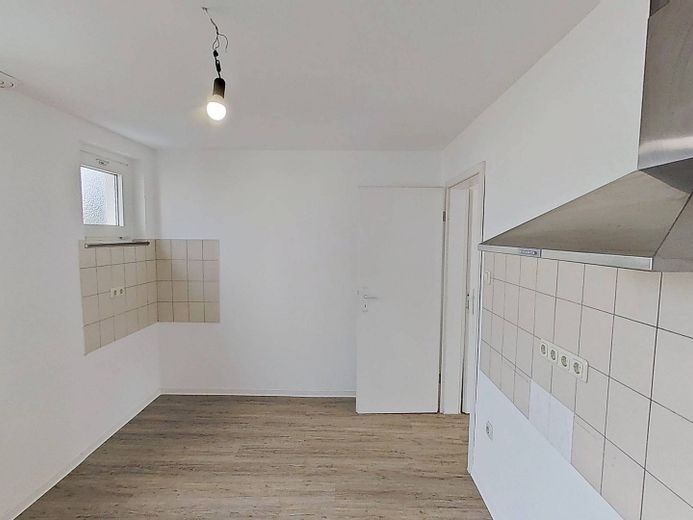 Komfortabel ausgestattete 4-Zimmer-Wohnung mit BALKON – Ansicht II: Küche