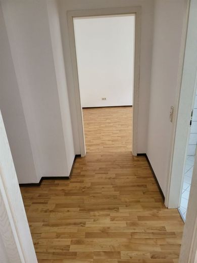 Großzügige 2-Zimmer mit Balkon, EBK, Wannenbad und Laminat in zentraler Lage! SP mgl. – Foto Nachbarwohnung